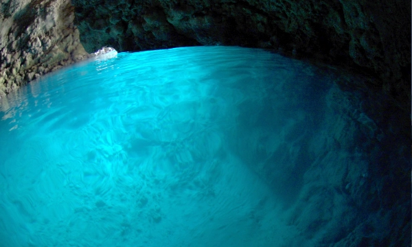 青の洞窟水面写真