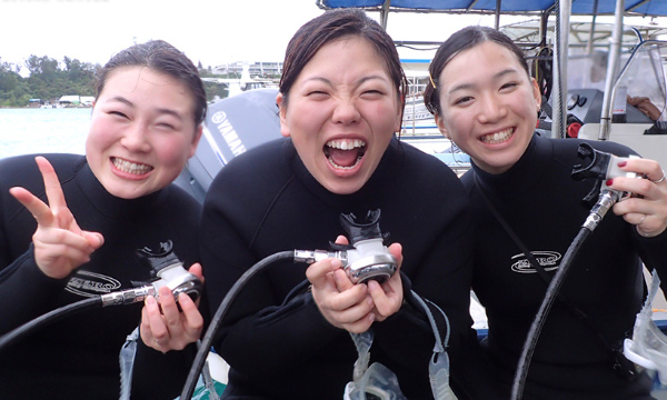 笑顔の女子3人体験ダイビング