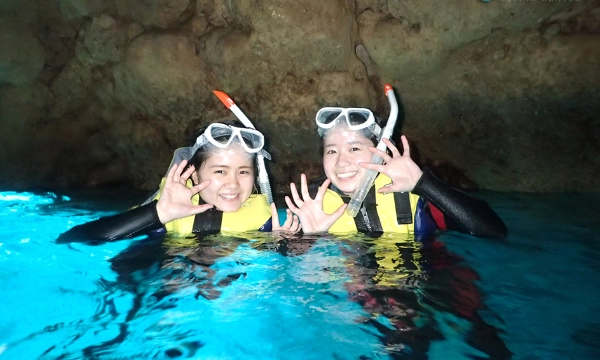 青の洞窟シュノーケリングツアーに参加する女の子２人