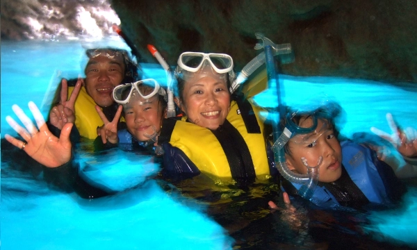 青の洞窟シュノーケリングツアー４人の家族
